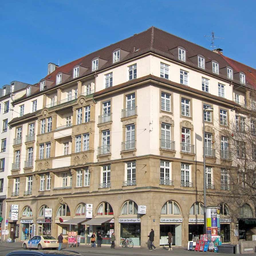 Außenansicht des mehrstöckigen Altstadtgebäudes am Sendlinger-Tor-Platz 10
