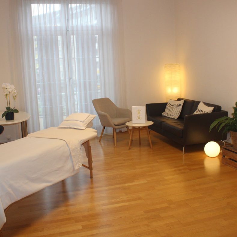 Behandlungsraum mit Altstadtwohnungs-Flair Ein heller, geschmackvoll eingerichteter Behandlungsraum mit einer Reiki-Liege.